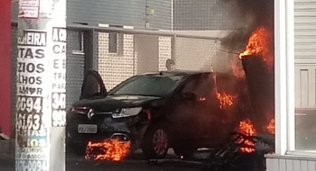 Avião cai sobre carros em BH e mata 3 pessoas 